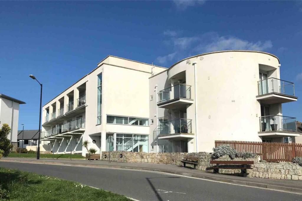 Beautiful 3 bedroom apartment by the Sea - Ferienwohnung
