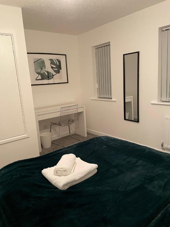 Lovely 2 bed house Cannock Driveway for 2 vehicles Perfect for contractors Business Travellers Short Stays Close to M54 M6 i54 A38 A5 McArthur Glen Designer Outlet - B&B Cannock