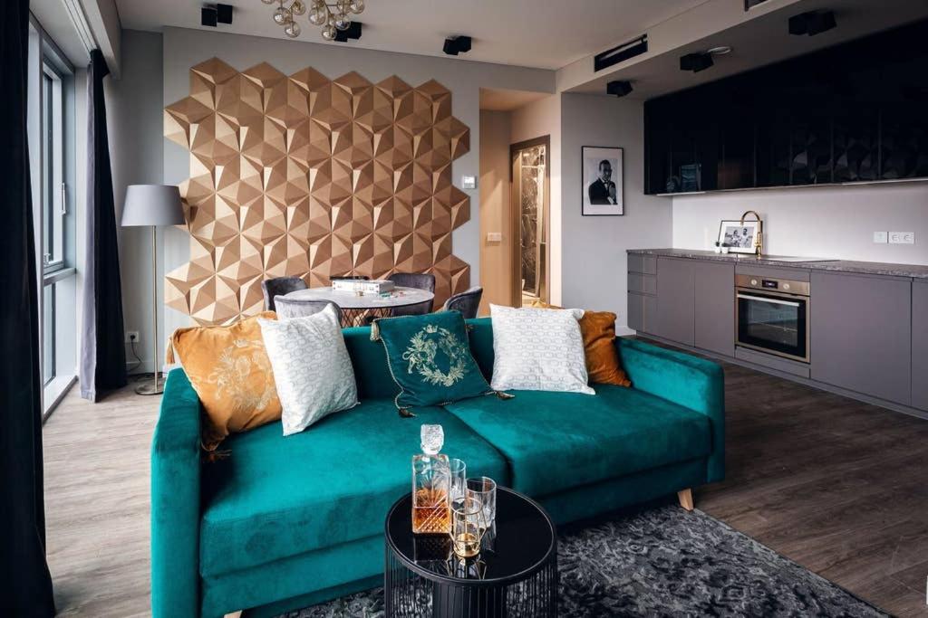 Brand New James Bond City Center - B&B