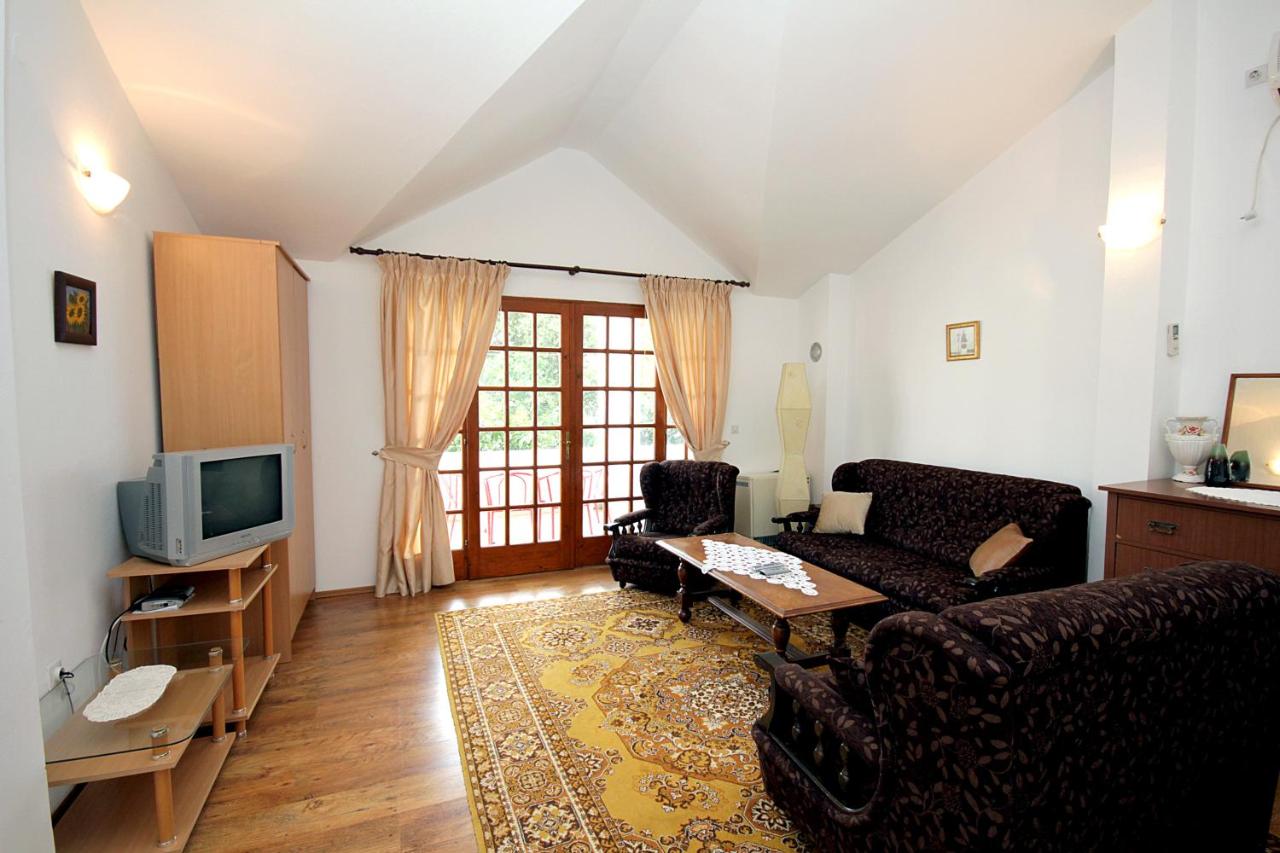 Estudio con balcón y vistas al jardín