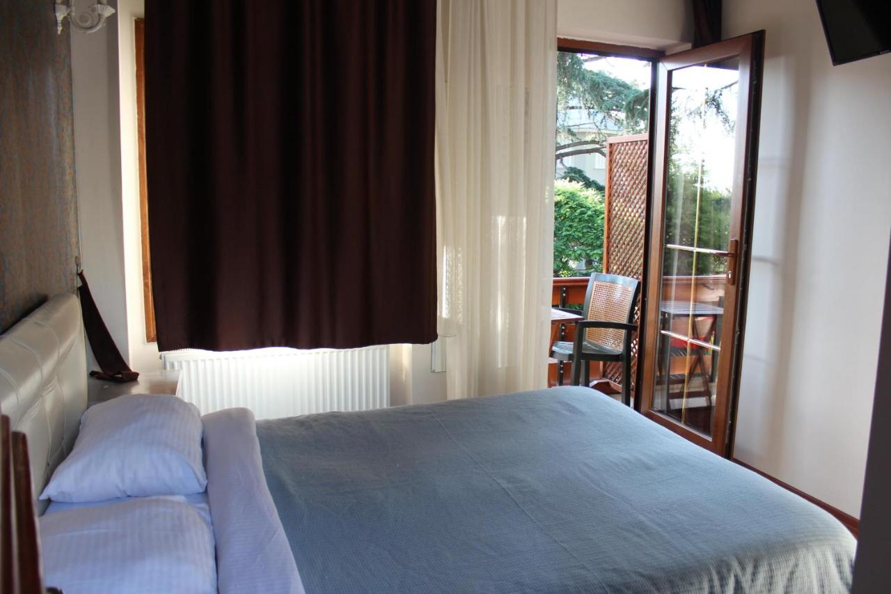 Deluxe Double Room with Side Sea View