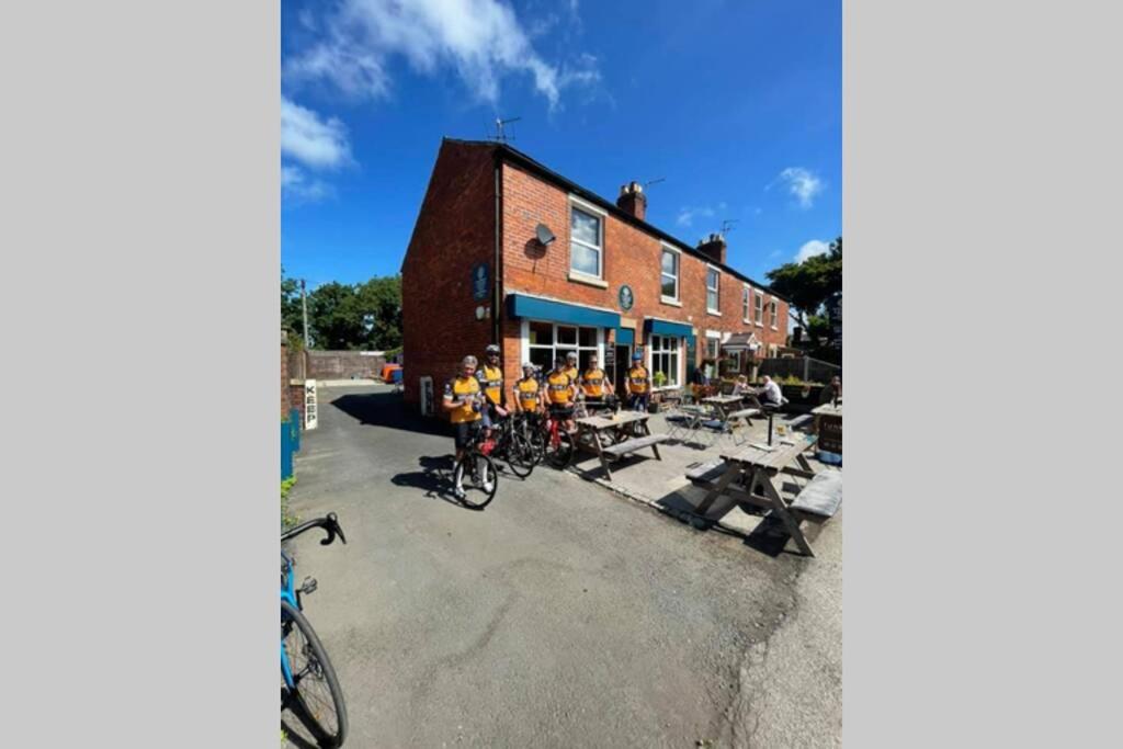 Lovely 2 bedroomed flat in the centre of Longton - B&B
