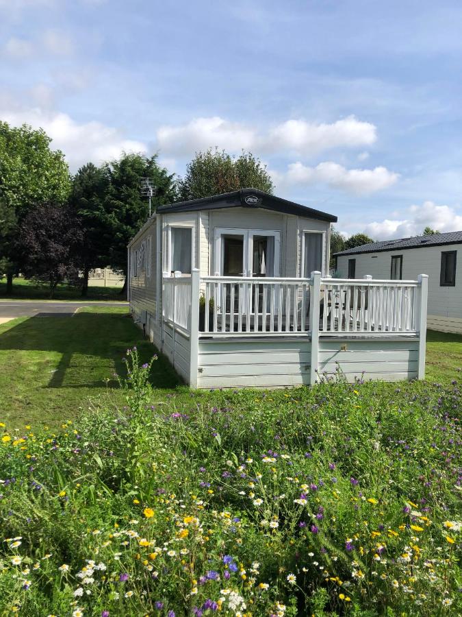 B&B Pocklington - Squirrel Lodge with Hot Tub - Bed and Breakfast Pocklington