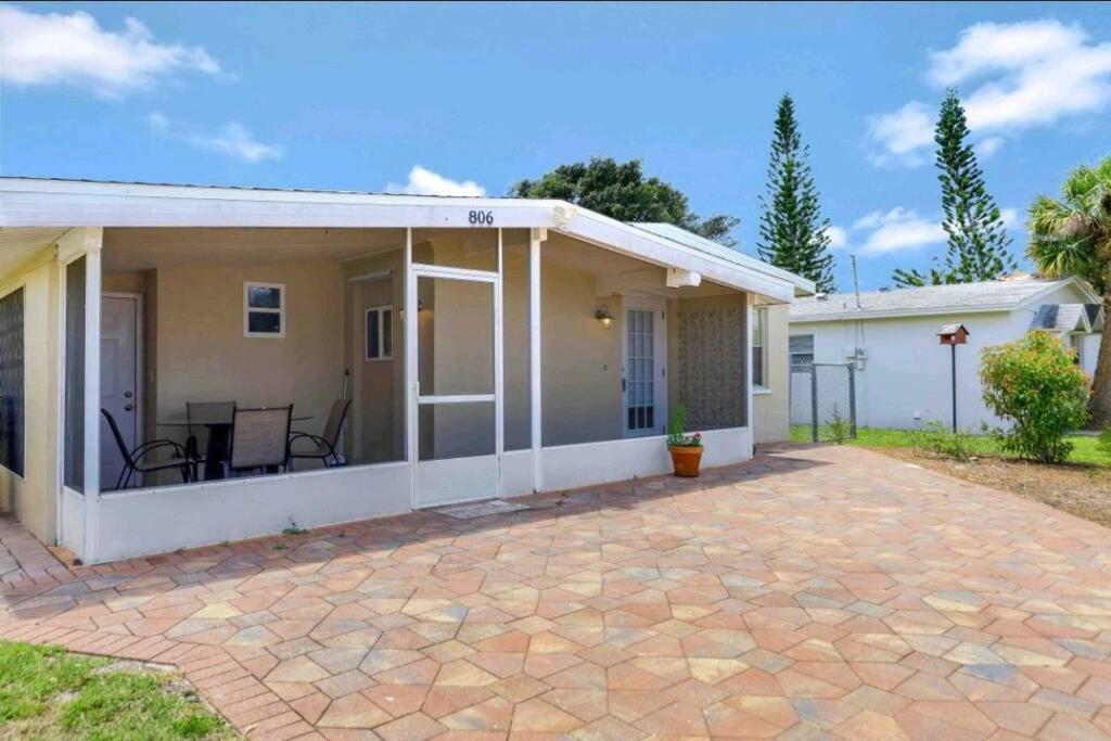 Comfy 3 bedroom with parking & close to everything - Chambres d’hôtes