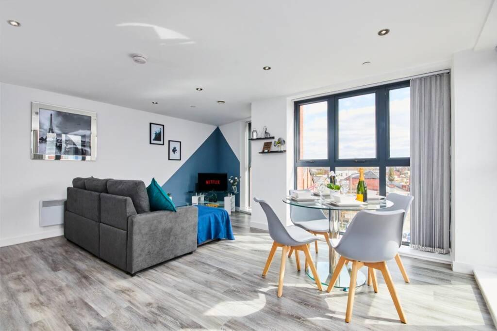 B&B Manchester - Stylish 2 Bed Apartment with Free parking, close to City Centre by Hass Haus - Bed and Breakfast Manchester