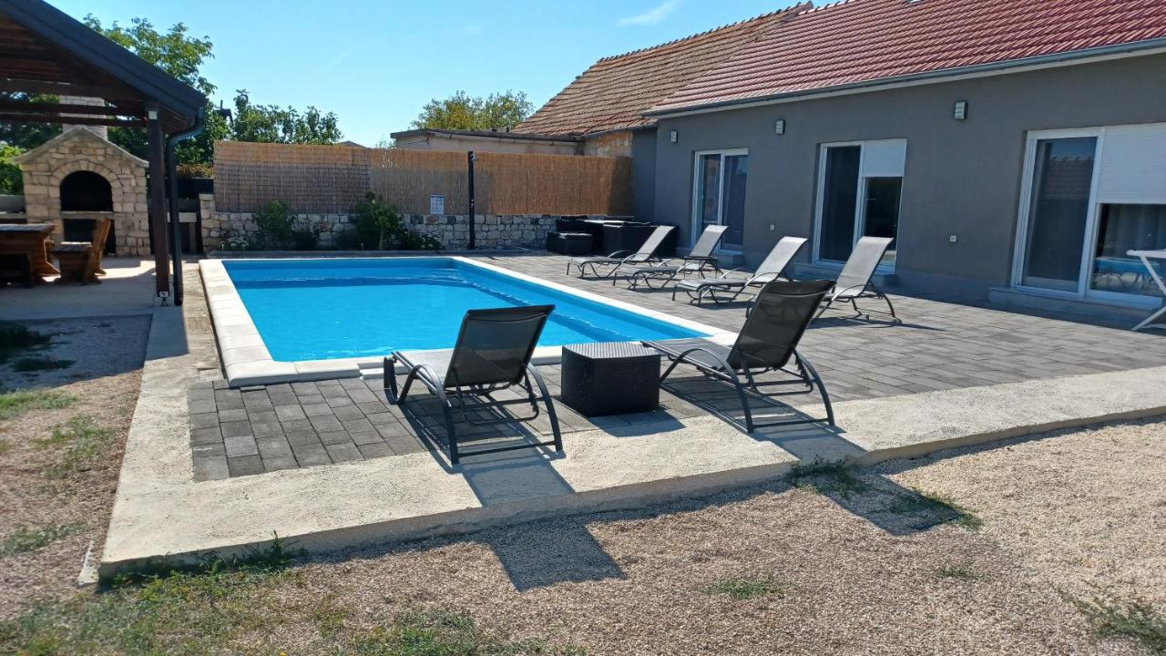 Olive Tree House with Jacuzzi, WiFi and 40m2 pool - B&B