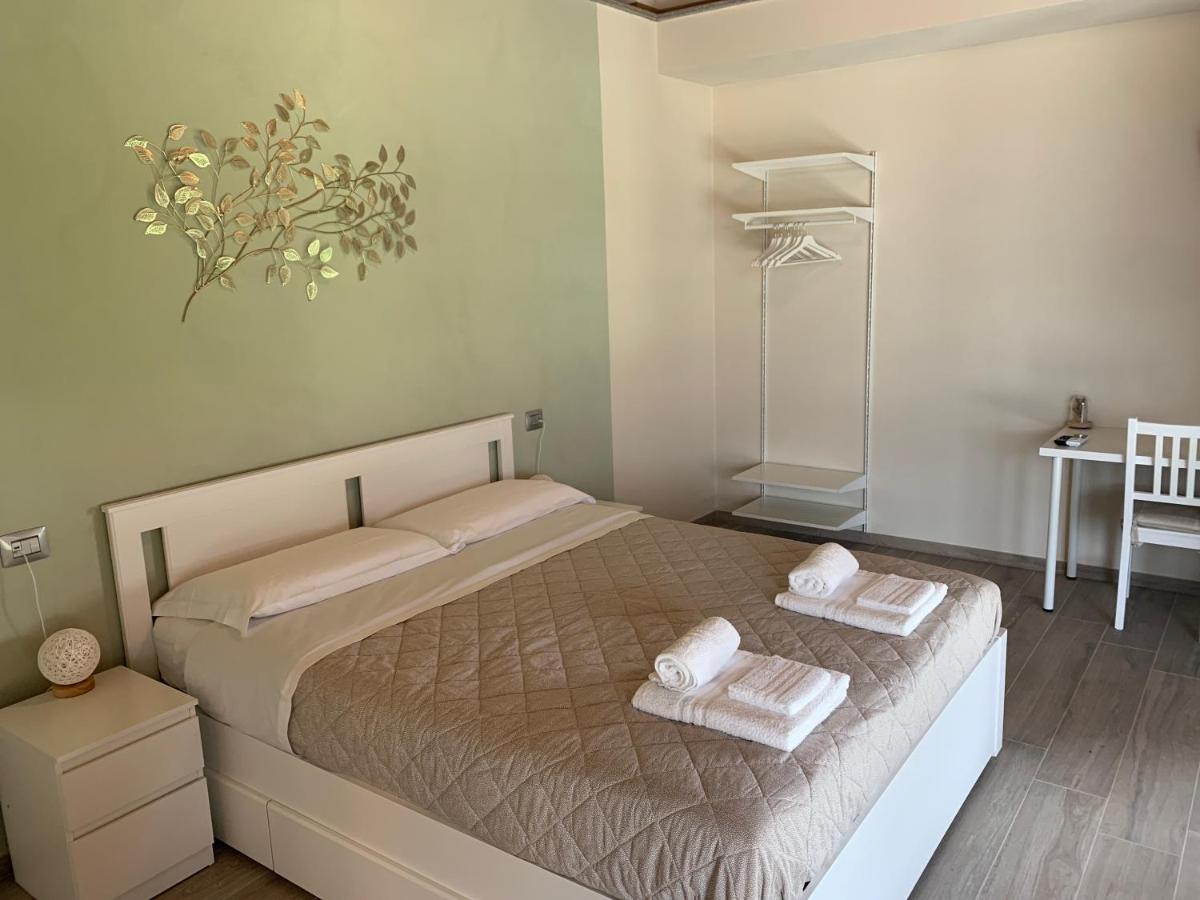 Camera Matrimoniale con Vista Giardino