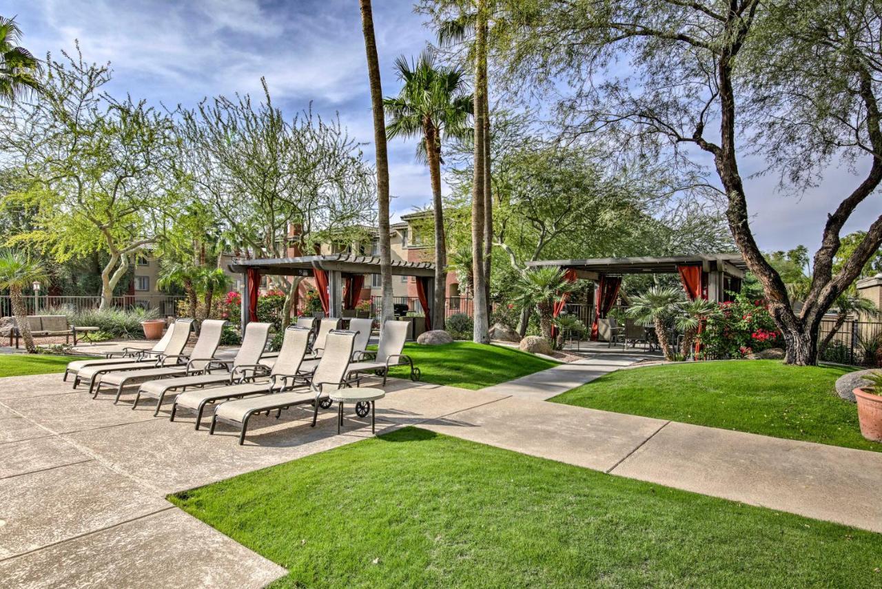 B&B Phoenix - Red Rox Phoenix Condo with Patio about 3 Mi to Airport - Bed and Breakfast Phoenix