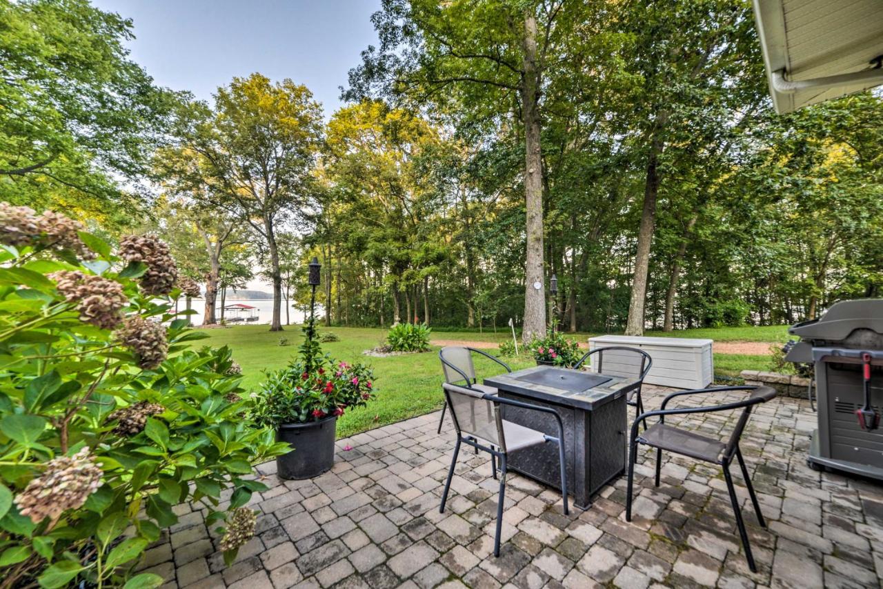Charming Lakefront Home with Grill and Fire Pit! - Ferienwohnung New Concord