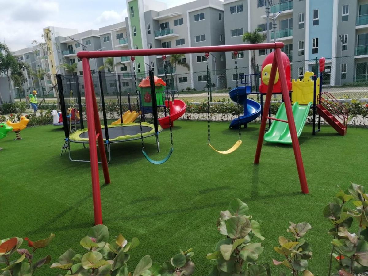 Confortable apartamento de 3 tres habitaciones, con hermosa vista de area verde, ademas de piscinas y juegos infantiles en area recreativa - Chambres d'hôtes Santiago de los Caballeros