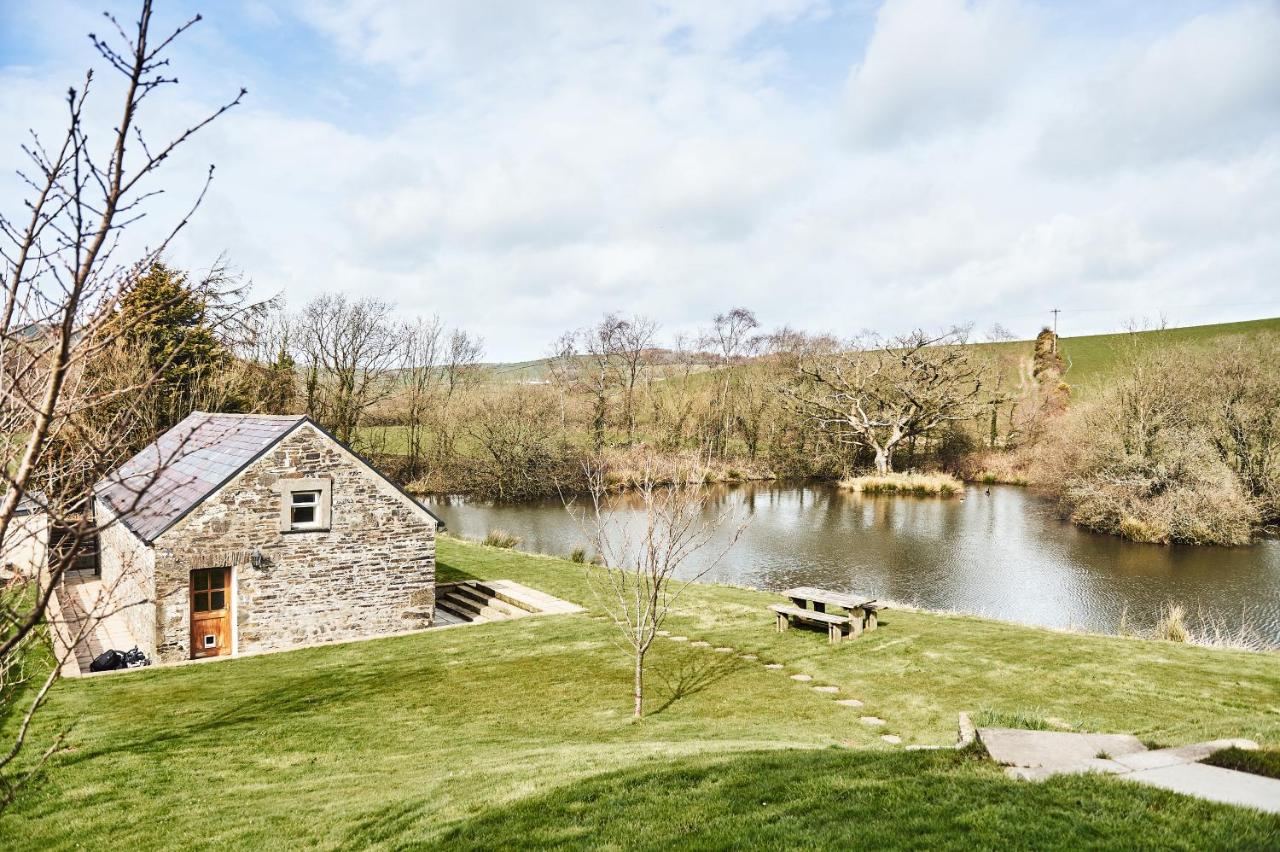 B&B Carmarthen - Penuwch Boathouse- Lakeside rural cottage ideal for families with indoor heated pool - Bed and Breakfast Carmarthen