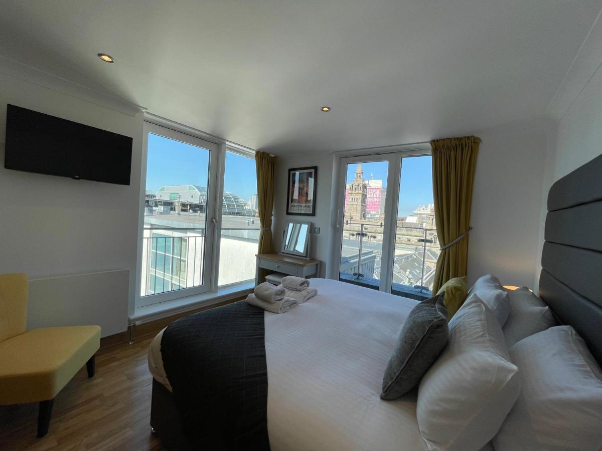 One Bedroom Penthouse Apartment - 103 Hutcheson Street