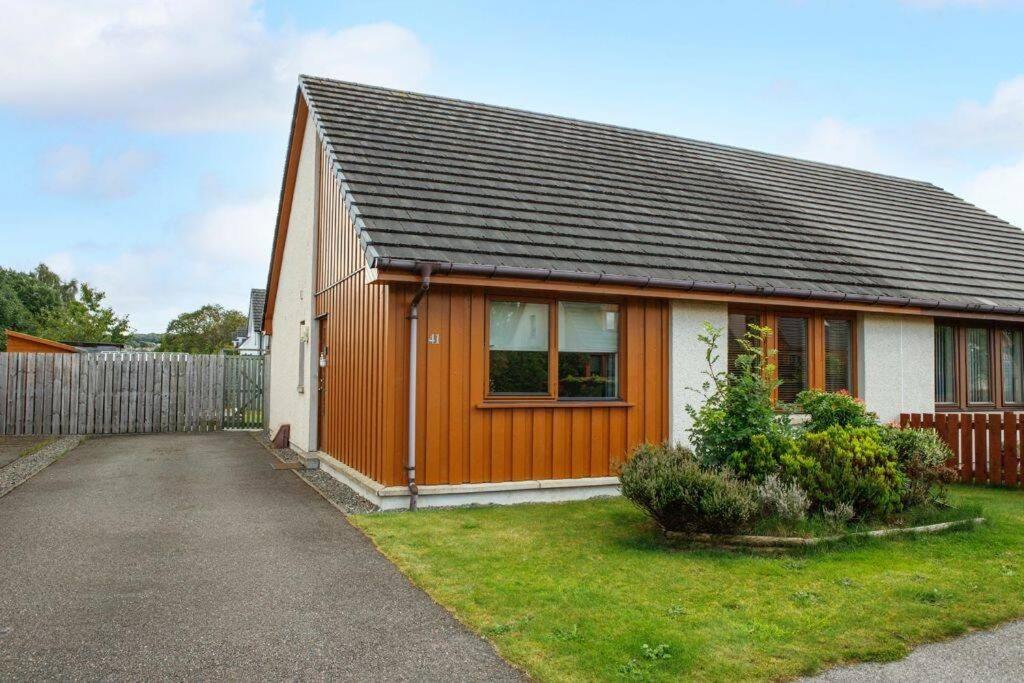 B&B Inverness - Modern 2 Bedroom Semi detached House with own private driveway - Bed and Breakfast Inverness