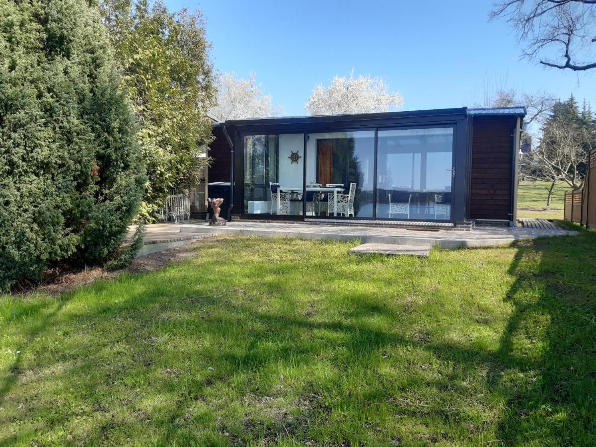 Bungalow - Water Front 