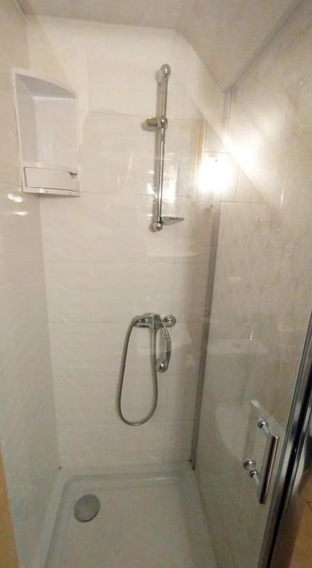 Tweepersoonskamer met Gedeelde Badkamer