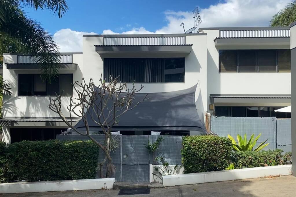 LILY LAMOND TOWNHOUSE, outdoor hammock, 5 min walk to the ocean, in Airlie Beach - Chambres d'hôtes Airlie Beach