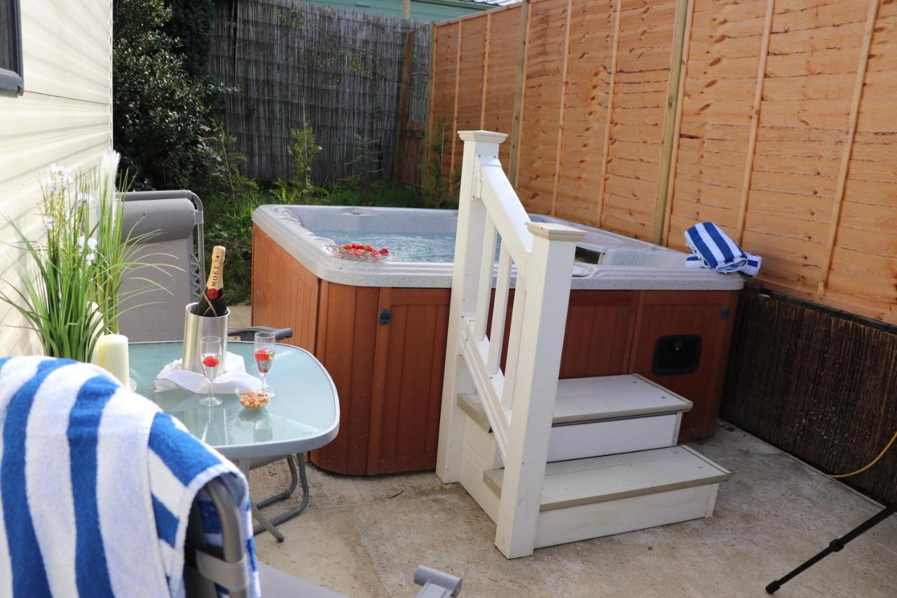 Palm 2 Park Home With Hot Tub - B&B Swanage