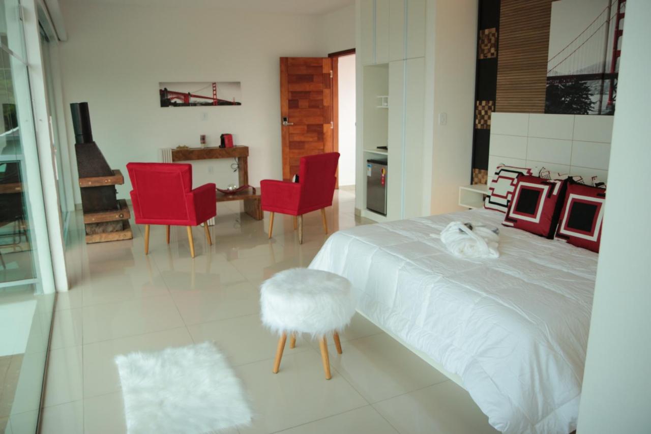 Habitación con cama extragrande y bañera de hidromasaje