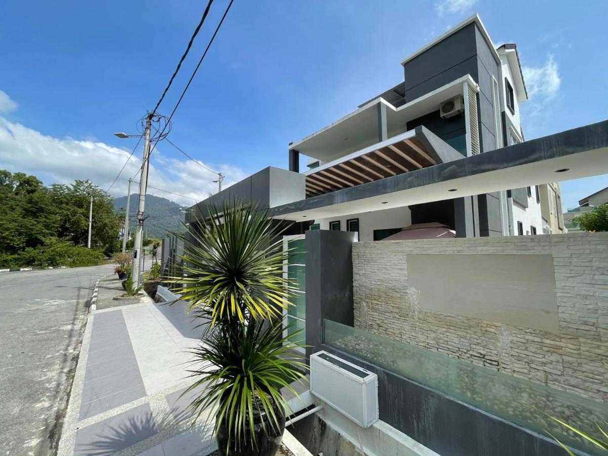 Spacious Home with Private Swimming Pool in Langkawi by Zervin - Chambres d’hôtes Kuah
