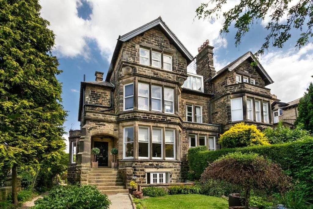 B&B Harrogate - Central Harrogate townhouse apartment with parking - Bed and Breakfast Harrogate