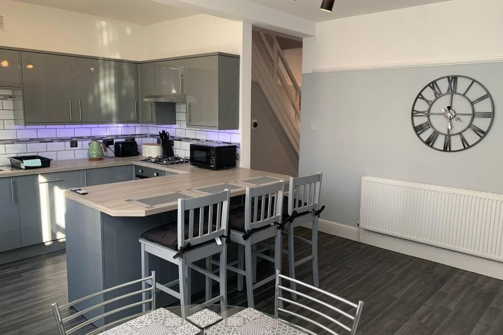 Modern fully refurbished 3 bedroom home - B&B