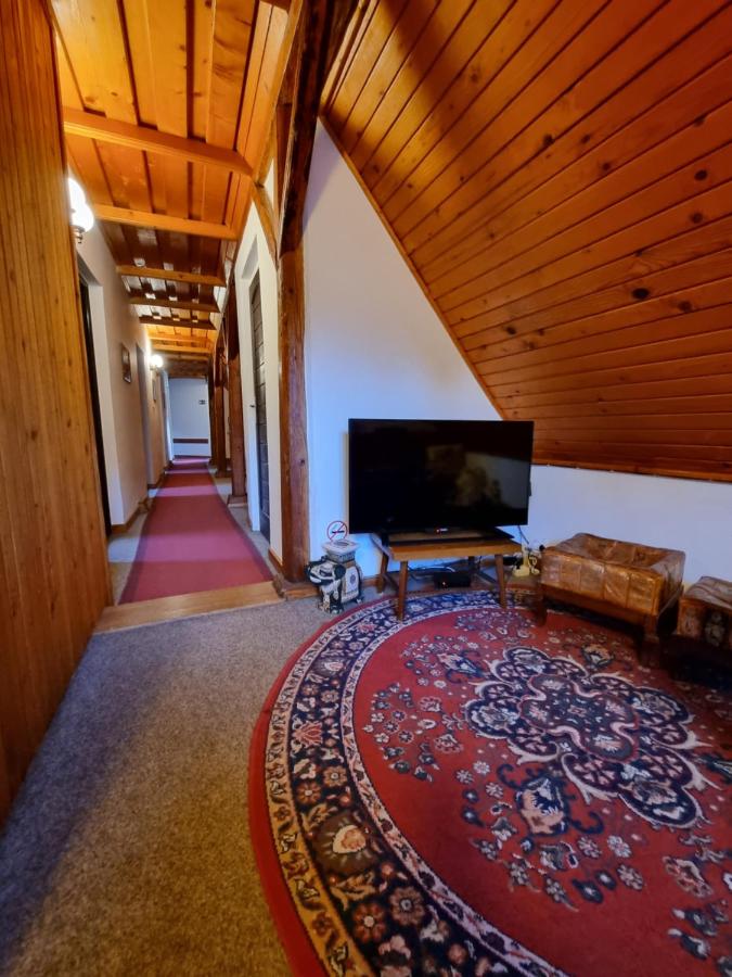 Chambre Simple avec Toilettes et Douche Communes