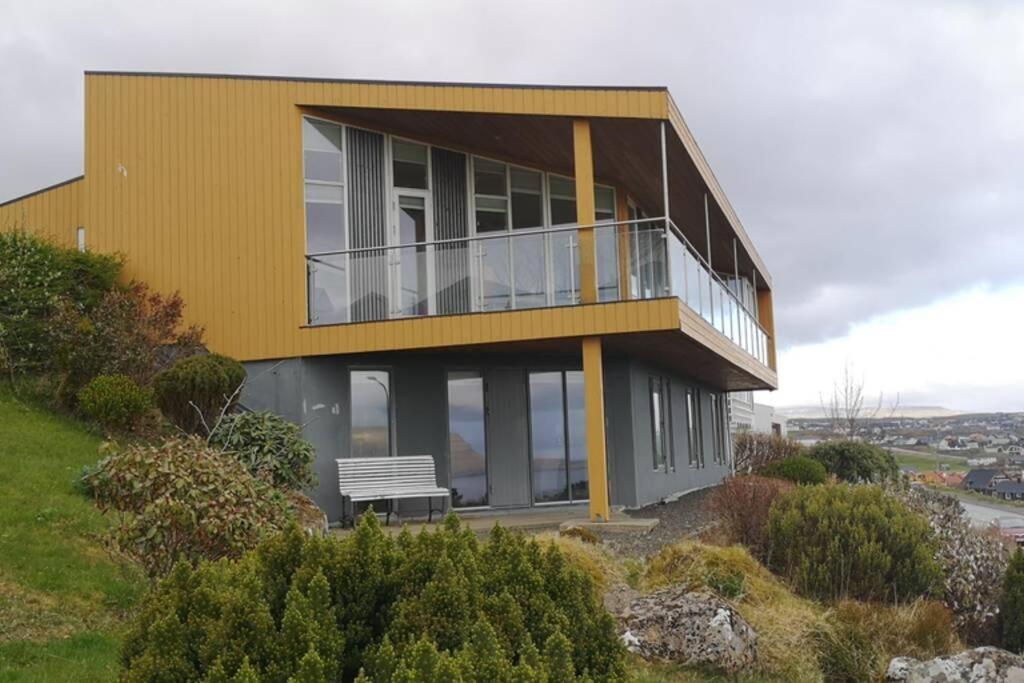 Large apartment with fabulous view of Tórshavn - B&B