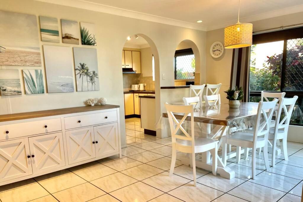 WHISPERING PALMS - B&B