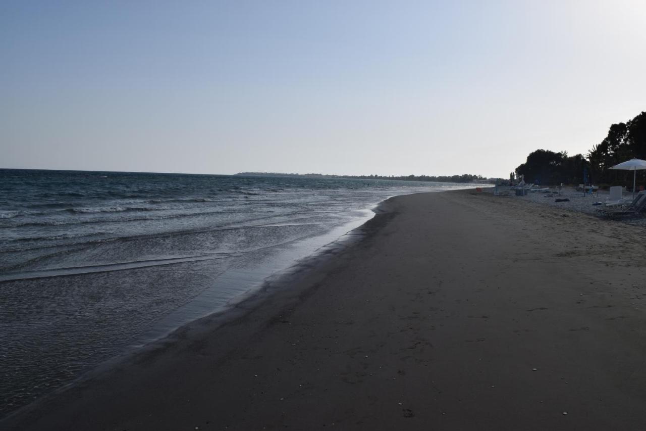 Pampering Beach Dream, A Stunning Luxury Retreat at Yialos Village - Chambres d'hôtes Meneou
