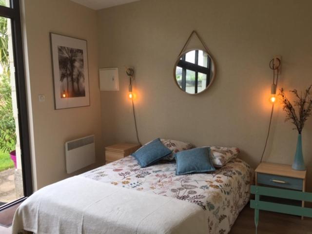 Chambre dans dépendance Maison de Ville + abri vélos - B&B