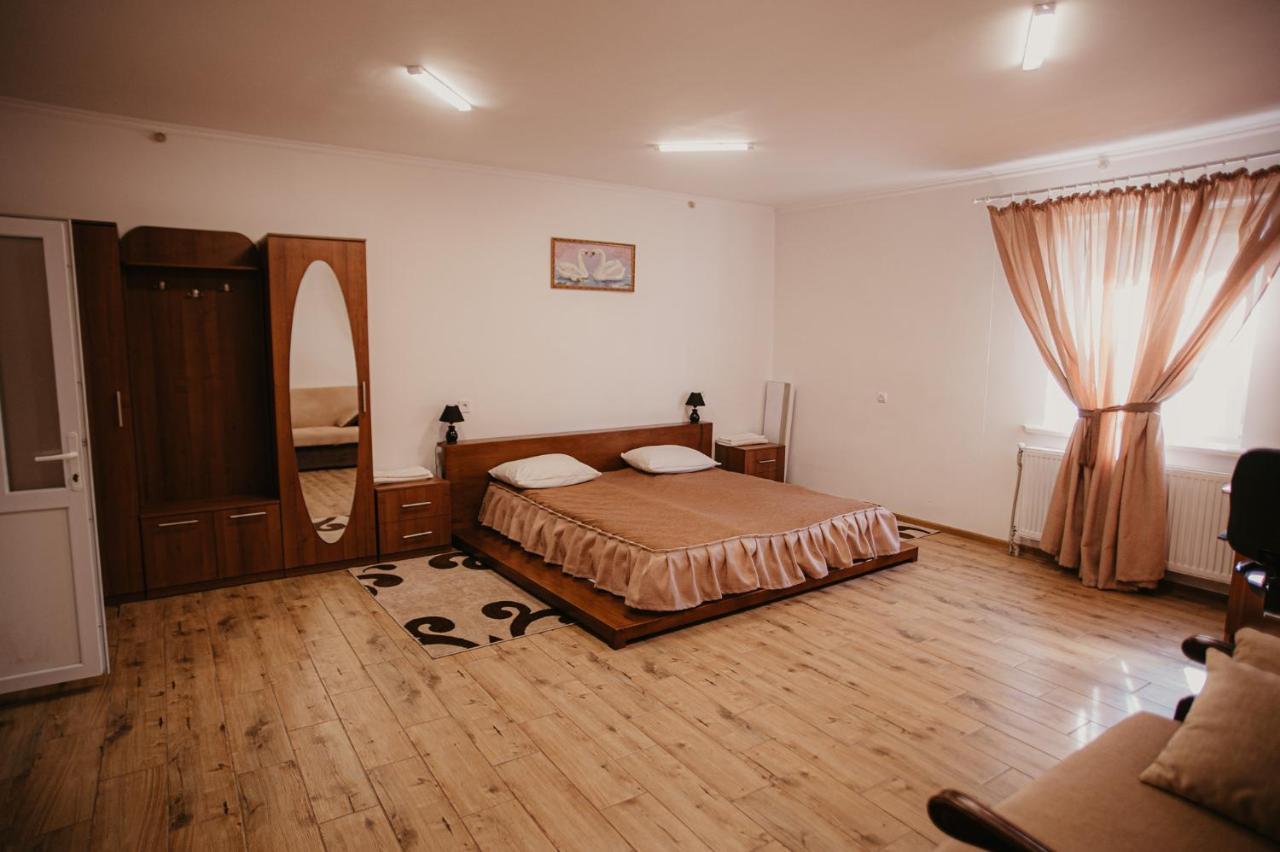 B&B Husiatyn - Лісова Пісня Апартаменти - Bed and Breakfast Husiatyn