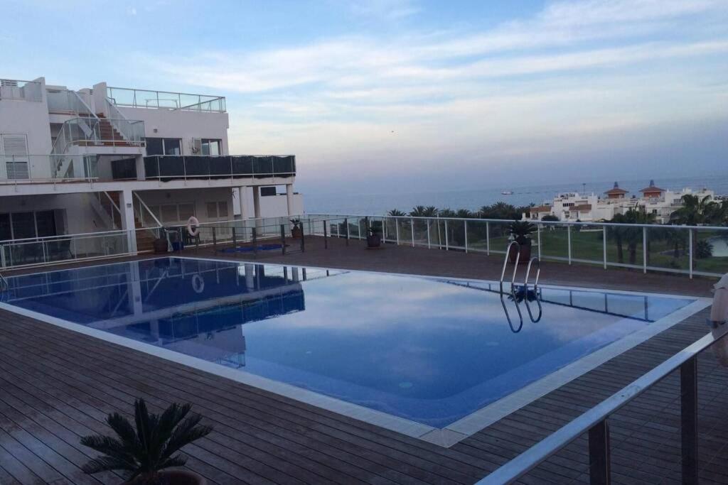Bonito apartamento en primera línea de campo de golf y vistas al mar - Ferienwohnung