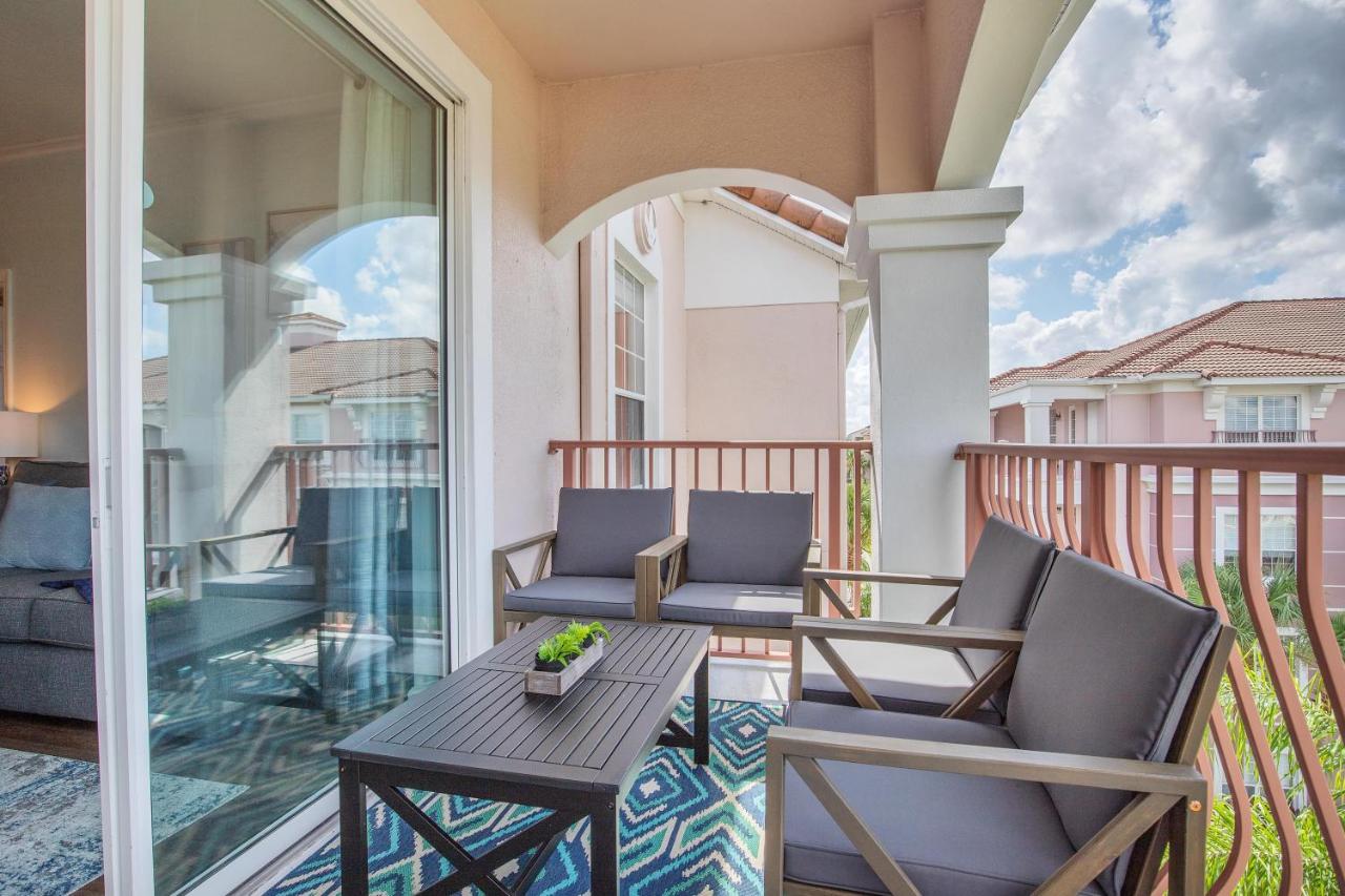 Top floor condo with view of lake, pool and fireworks! Next to Convention Center! - B&B