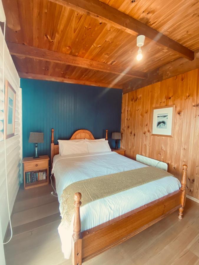 Deluxe Lake Cottage with Outdoor Spa