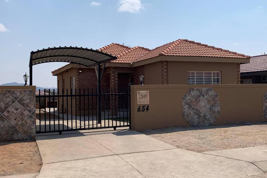 Rhino House with 3 bedrooms next to Pilanesberg and Sun City - Chambres d'hôtes Mogwase