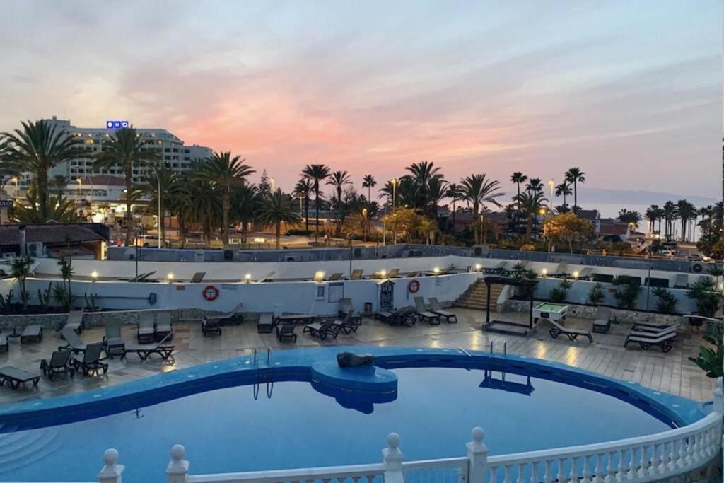 Stylish 2-Bedroom Apartment with AC & Pool - Chambres d'hôtes Arona