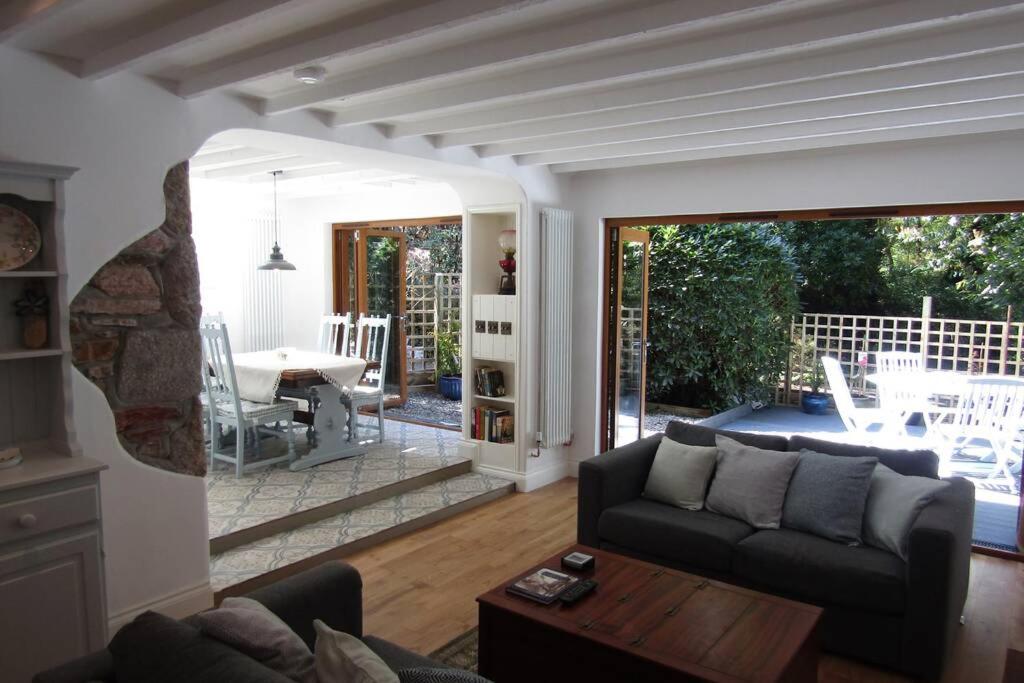 Lovely Spacious Cottage Near The Coast - Bed and Breakfast