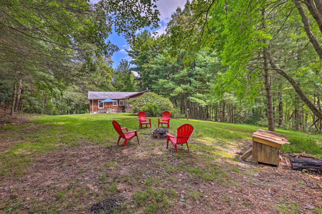 B&B Roaring Gap - Peaceful Roaring Gap Retreat with Fire Pit and Patio! - Bed and Breakfast Roaring Gap