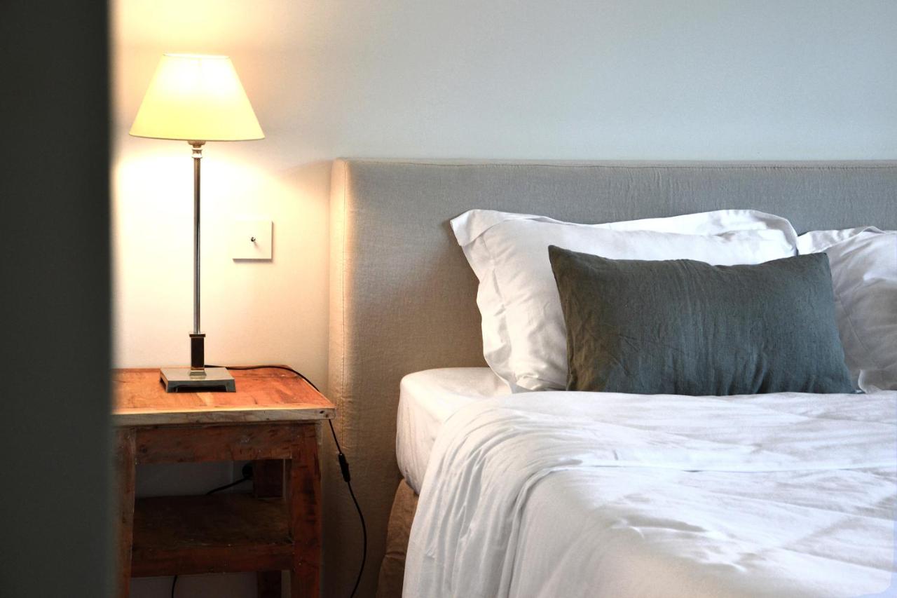 Zimmer mit Kingsize-Bett und Bergblick