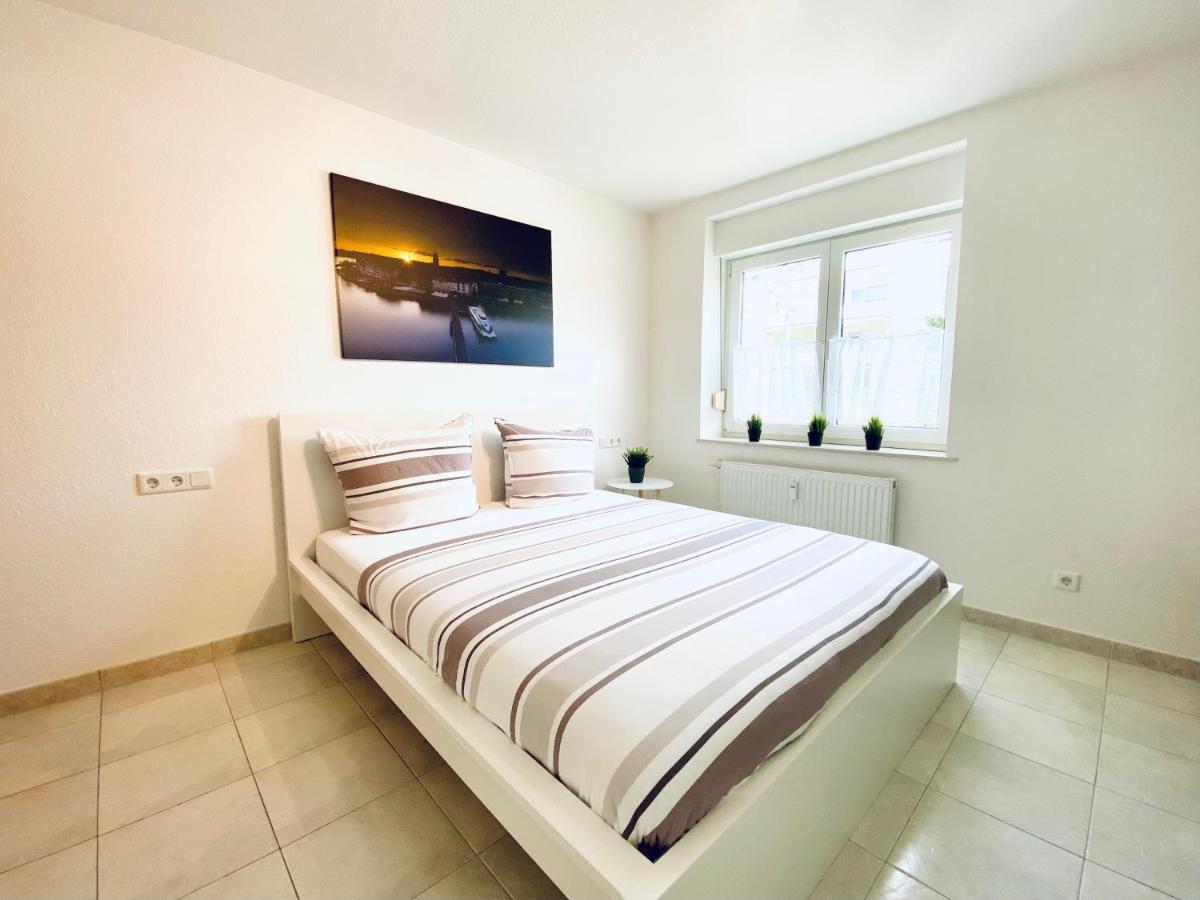 B&B Friedrichshafen - Auszeit Apartment BODENSEE mit 4 Schlafzimmern, 600 m Luftlinie bis zum Bodenseeufer, in unmittelbarer Nähe des Bodenseeradwegs, schöne Sonnenterrasse, schnelles Internet, für bis zu 5 Personen - Bed and Breakfast Friedrichshafen