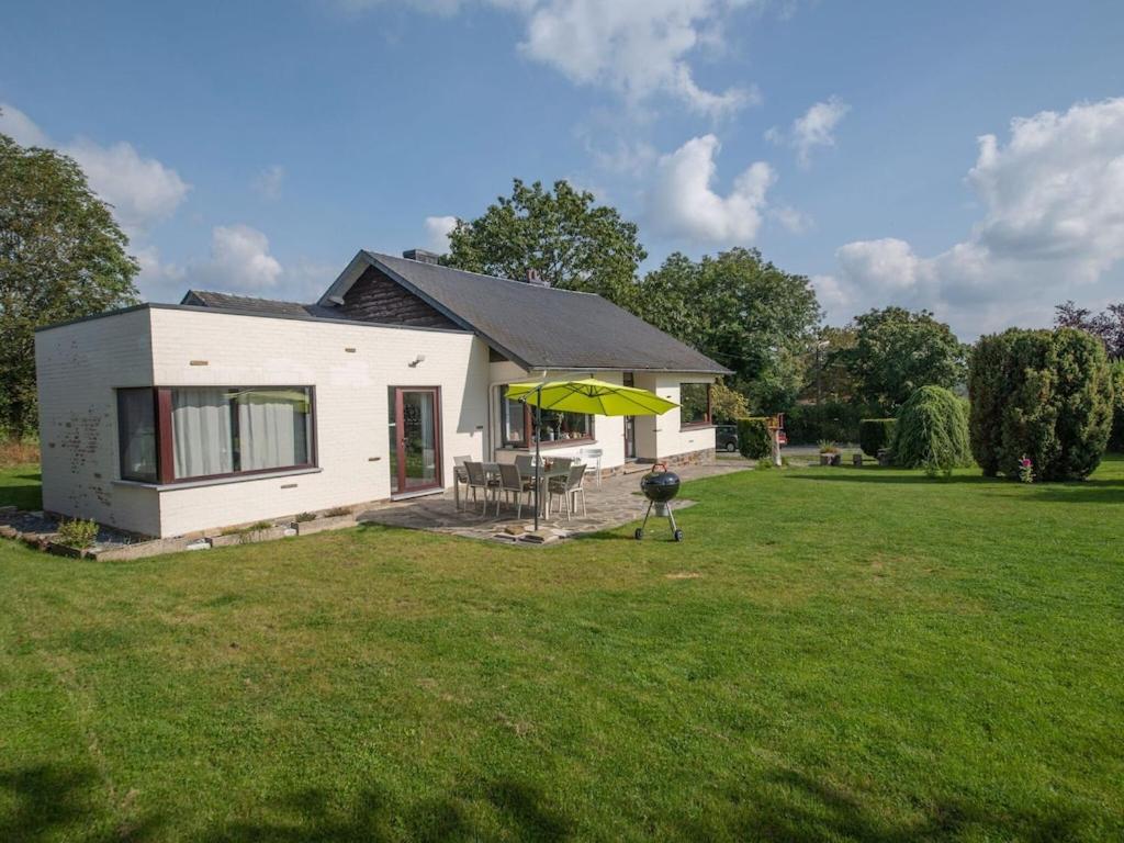 B&B Somme-Leuze - Beautiful and spacious holiday home with p tanque court and countryside views - Bed and Breakfast Somme-Leuze