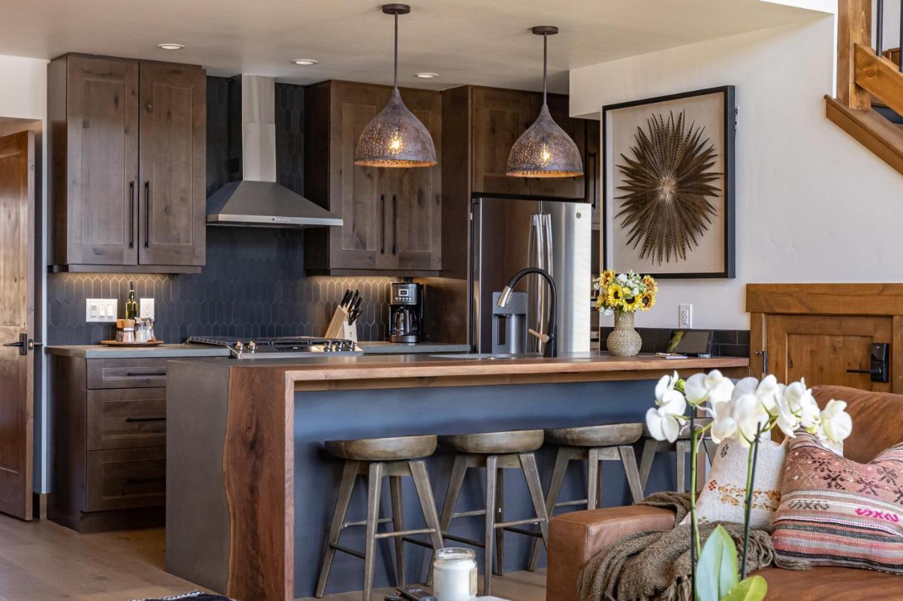 Chic Lakefront Cabin - Unbeatable Views! Jacuzzi, Two Patios, Indoor Outdoor Fireplace - Chambres d’hôtes Estes Park