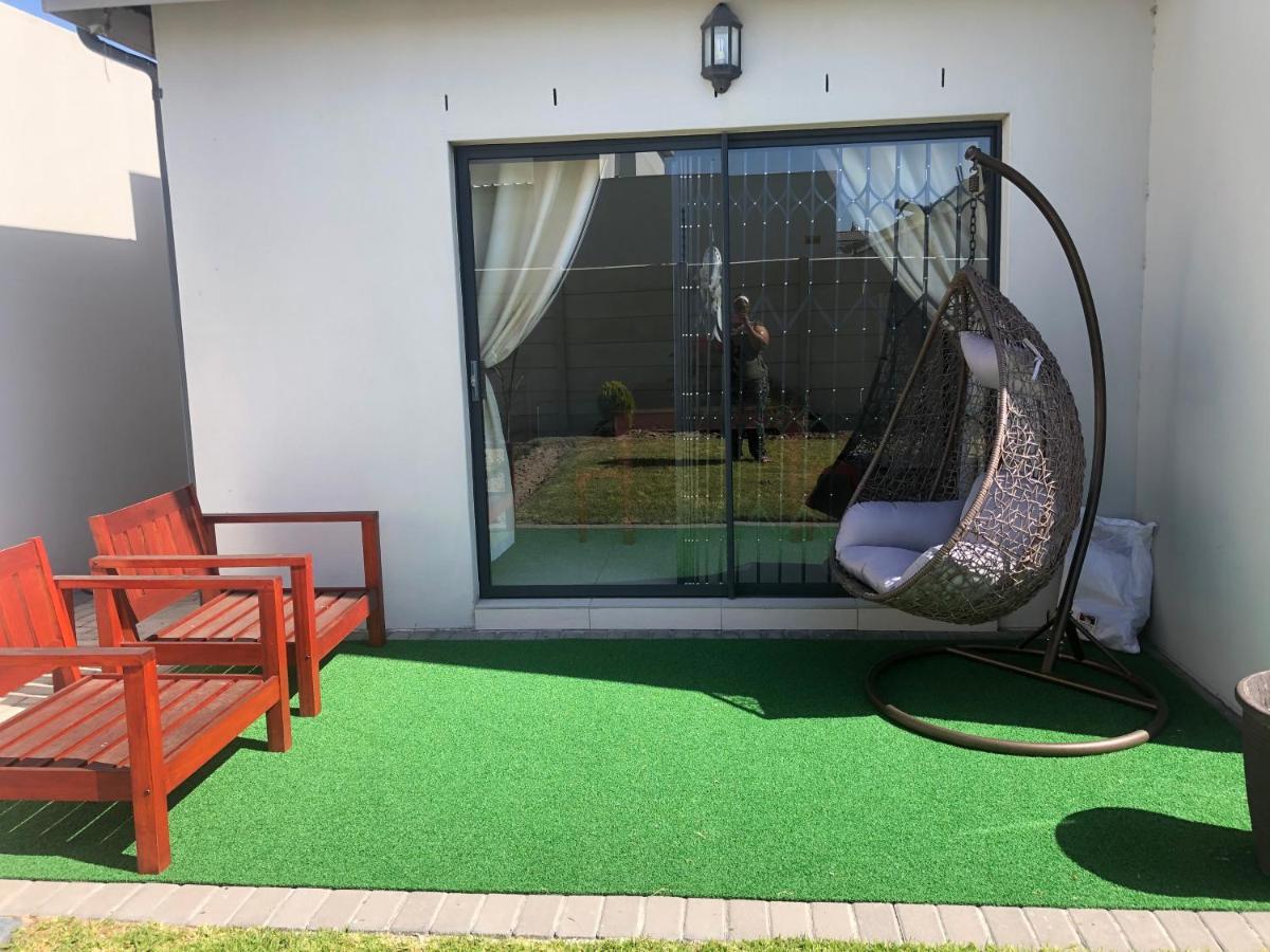Feel@Home Villa - Bloubergstrand - B&B