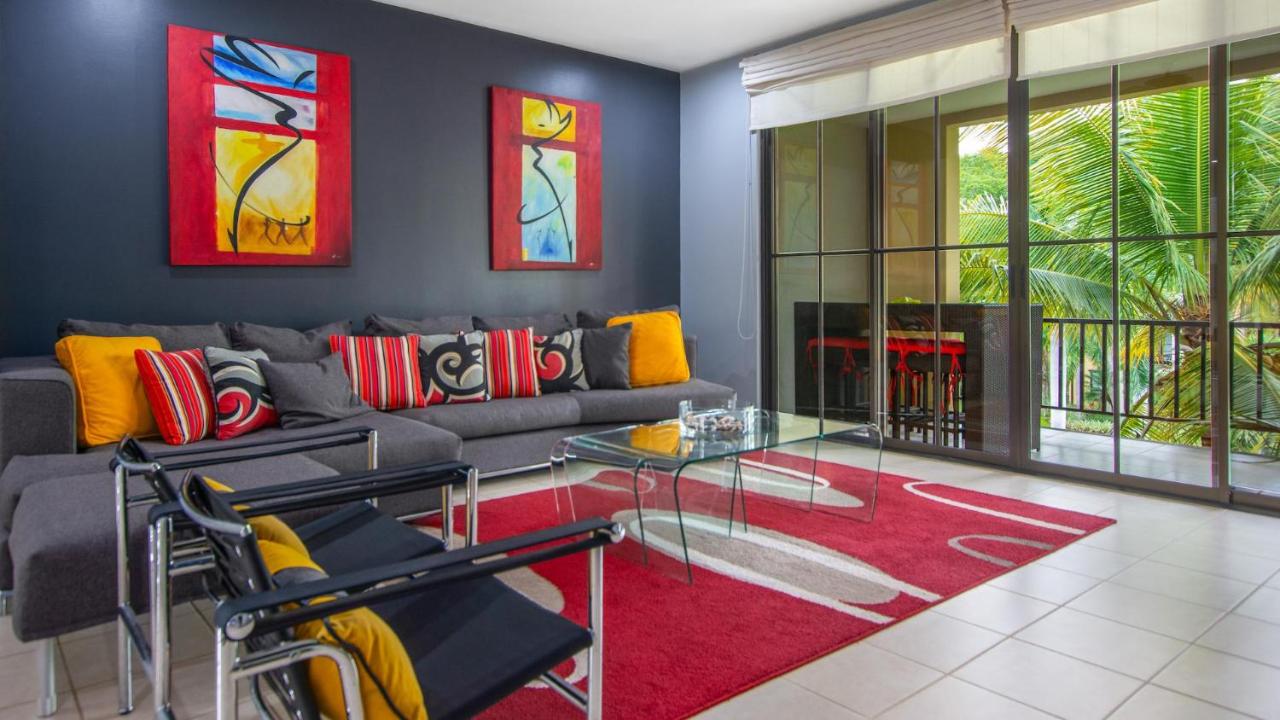 3rd-floor space with modern décor recently renovated viewing over pool in Coco - B&B