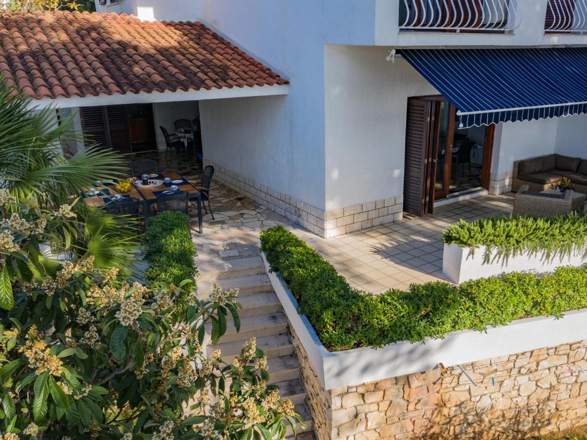 Luxury Villa on the Beach with sunny Garden, Parking - Bed and Breakfast Seget Vranjica
