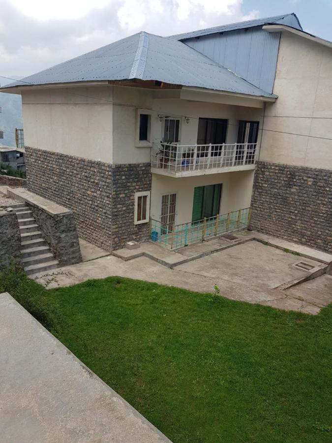 Bhurban 2bed townhouse with a lawn - B&B