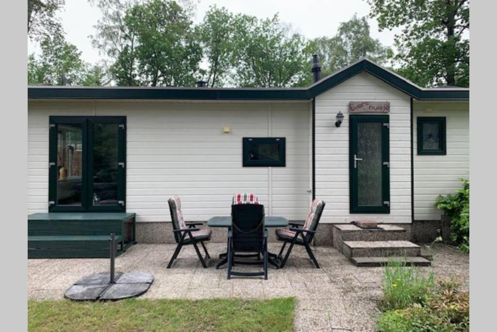 B&B Beekbergen - Ruim chalet op de Veluwe in Beekbergen op recreatiepark Topparken met vrije tuin en eigen parkeerplaats - Bed and Breakfast Beekbergen