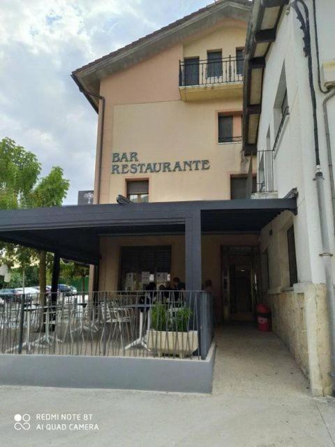 Hostal Restaurante Ibaisek - Bed and Breakfast