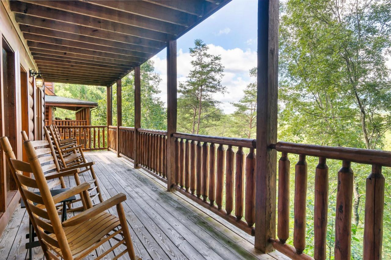 B&B Sevierville - Lux Spa Cabin, Sauna, HotTub, Indoor Pool, Mins to PF - Bed and Breakfast Sevierville
