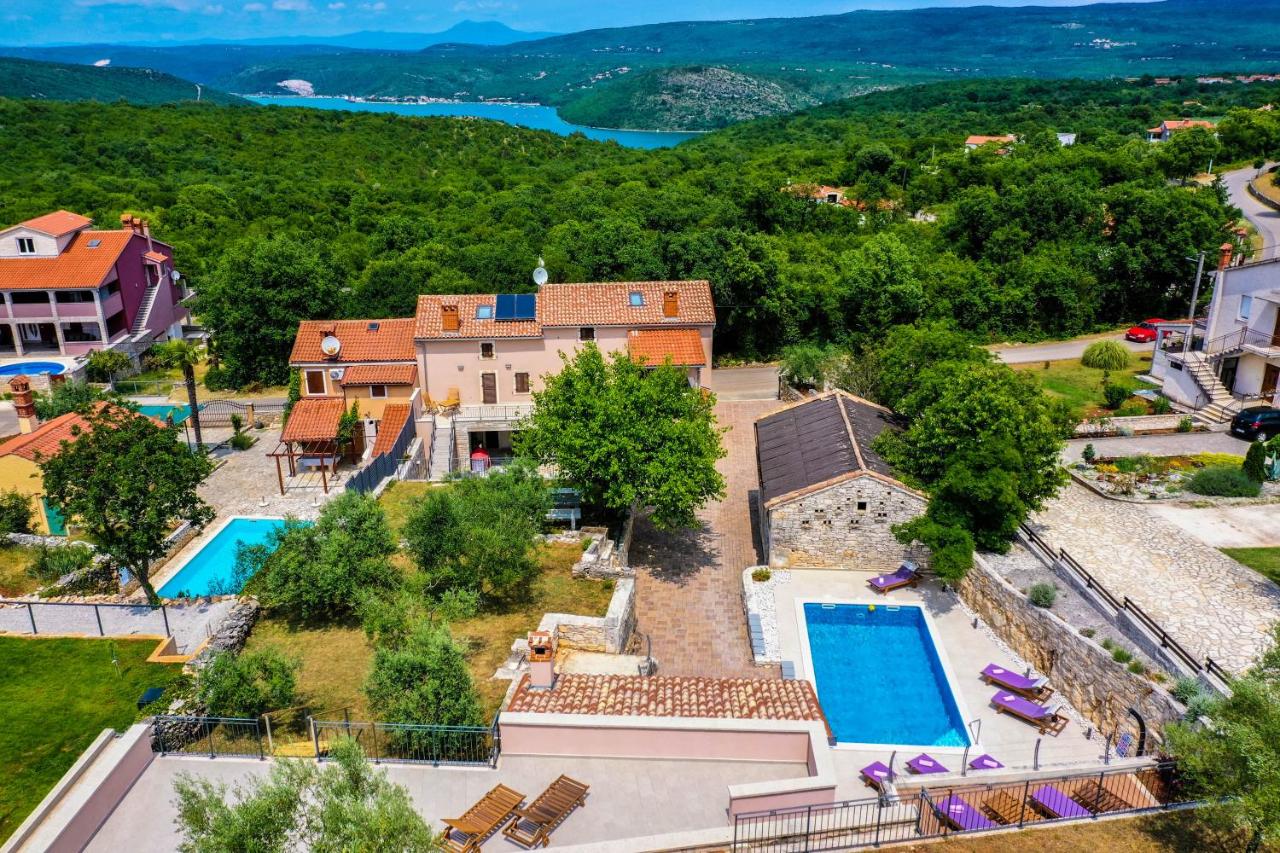LUXURY VILLA ON SPACIOUS PRIVATE PROPERTY - Bed and Breakfast